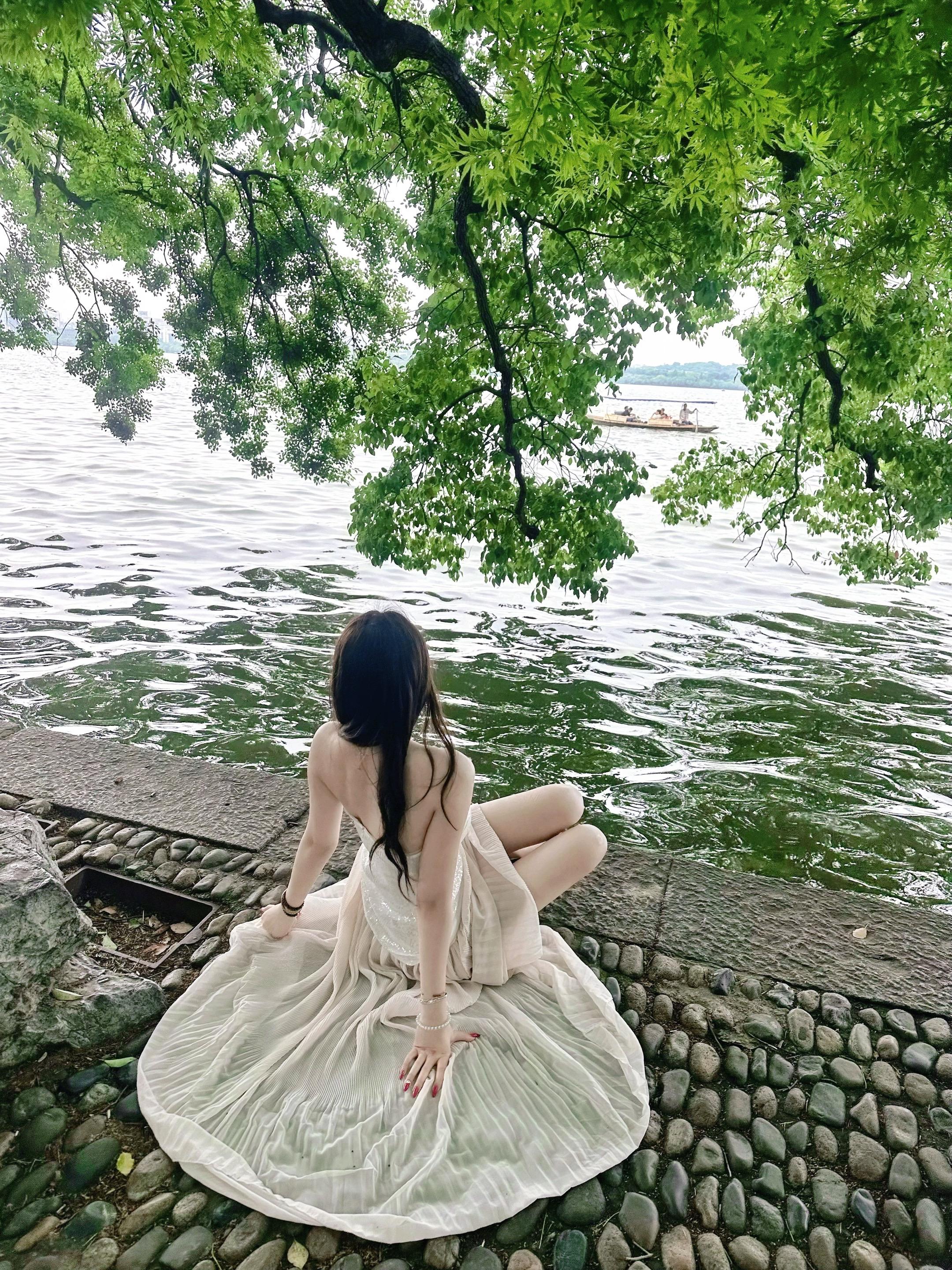 你问西湖水 偷走她的几分美。