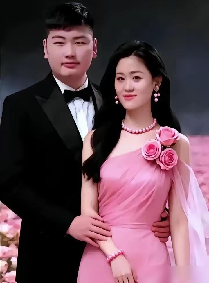 那个被全网嘲了十年的“傻儿子”，把公司开进了县政府会议室。

十年前网上那些截图