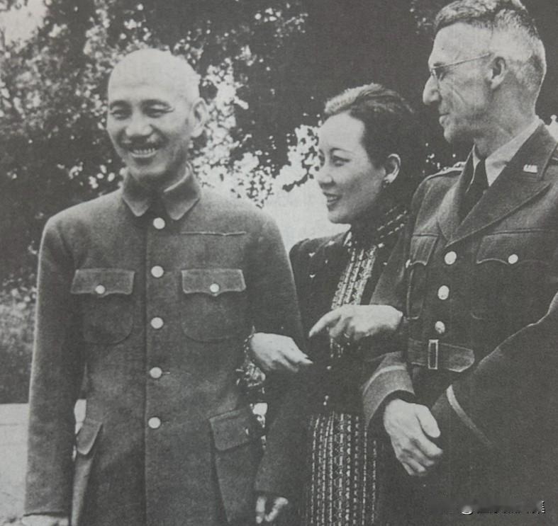 1942年4月19日，在缅甸中部城镇眉谬的英国总督别墅前，蒋介石、宋美龄与中缅印