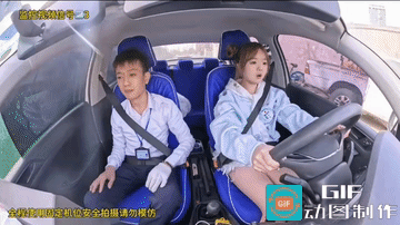 跑的还挺溜，躺得也丝滑，一看就是个“惯犯”。
不过，这姑娘法规意识还是有的。
摆