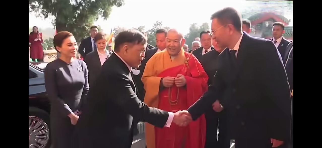 泰国其实很拧巴，他们全国信佛，泰国佛教是禁欲的，可是泰国的“卤肉销售业”又很发达