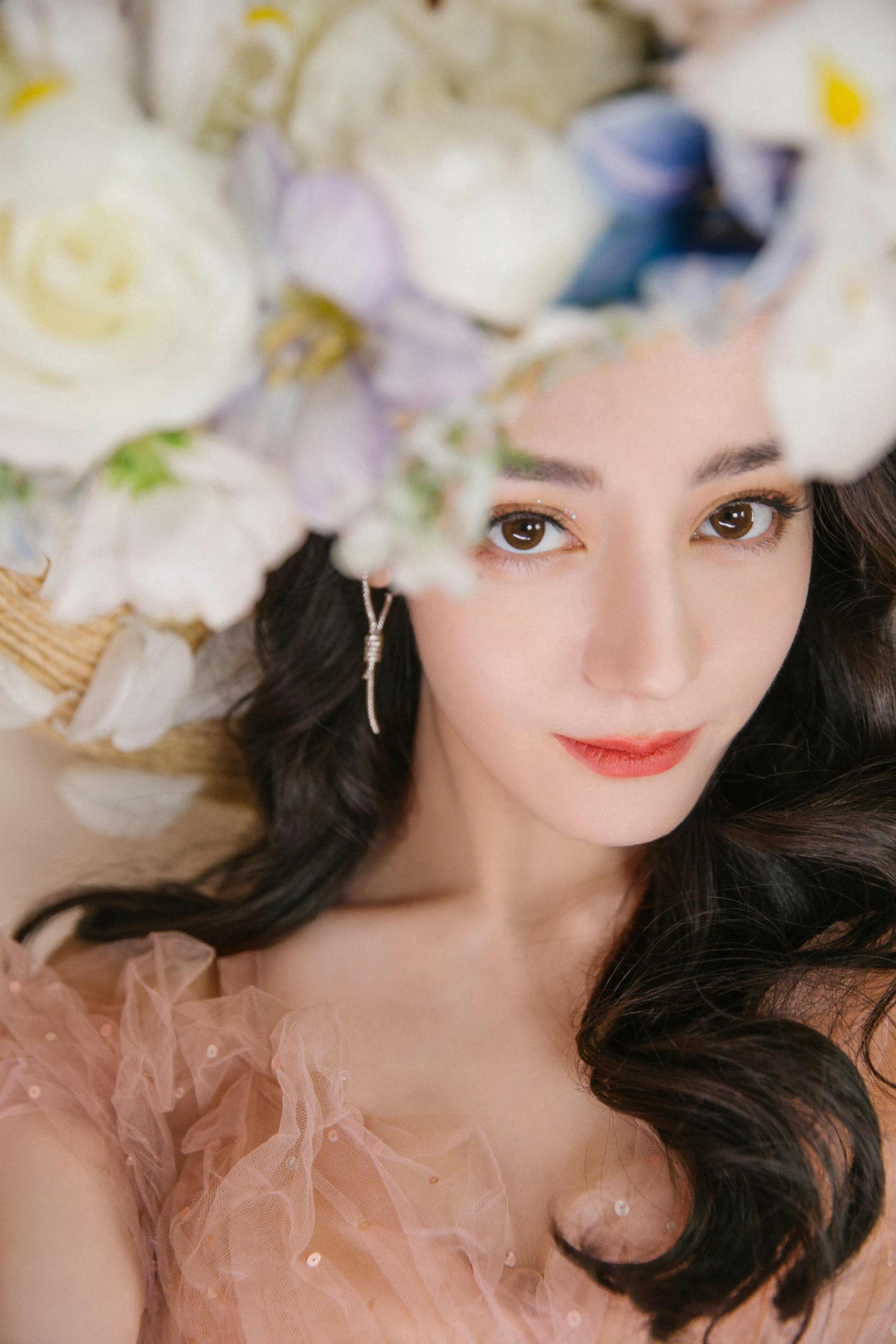 路虎卫士全驭代言人迪丽热巴 dlrb 热巴开卫士 dlrb 迪丽热巴卫蓝“看到日