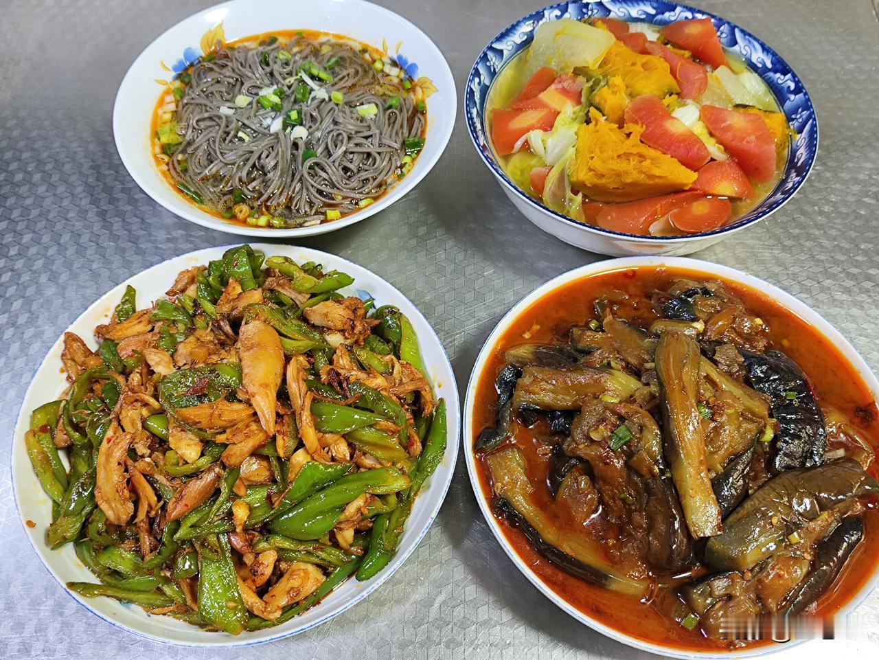 俏皮打油诗
 
荞面酸汤一口爽，
南瓜萝卜炖得香。
青椒炒肉下酒棒，
红烧茄子油