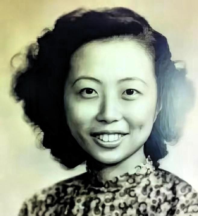 1945年，戴笠突袭搜查沈安娜的办公房间，指尖已然触碰到抽屉内机密文件，只因沈安
