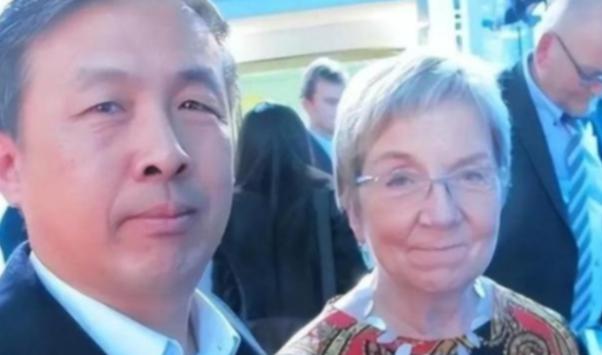 晚一秒就万劫不复！中国该立刻向美国低头，交出发展权方可保命！"很多人如今再回头看