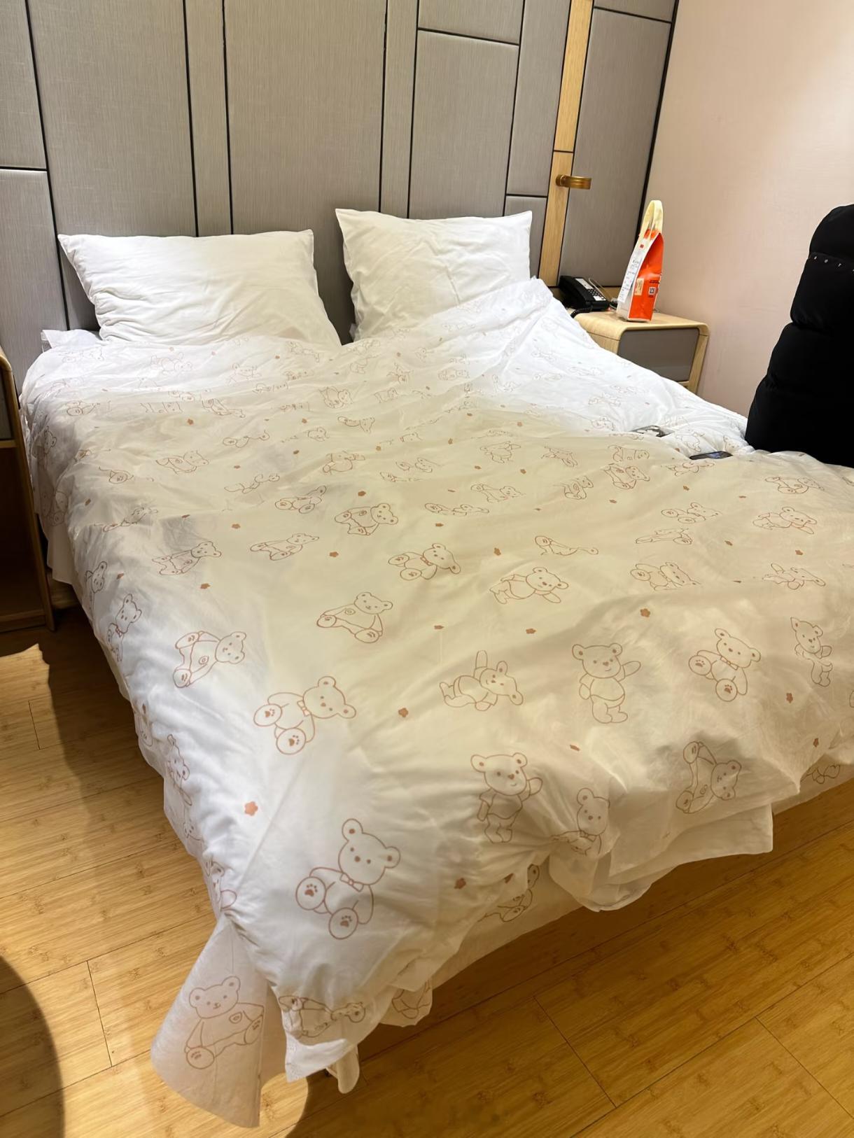 男子住酒店自带床单被罩全隔离其实有很多劣质一次性床单比酒店的被单更脏……很多时候