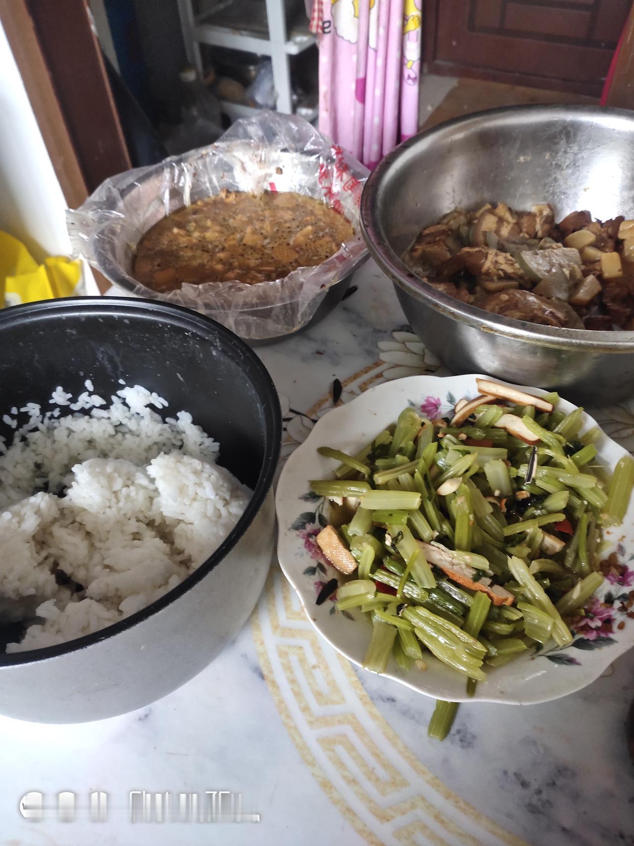 老头子不吃剩饭，就想吃新做的。家里剩饭都是我一个人吃，他把剩饭不吱声就倒掉，昨天