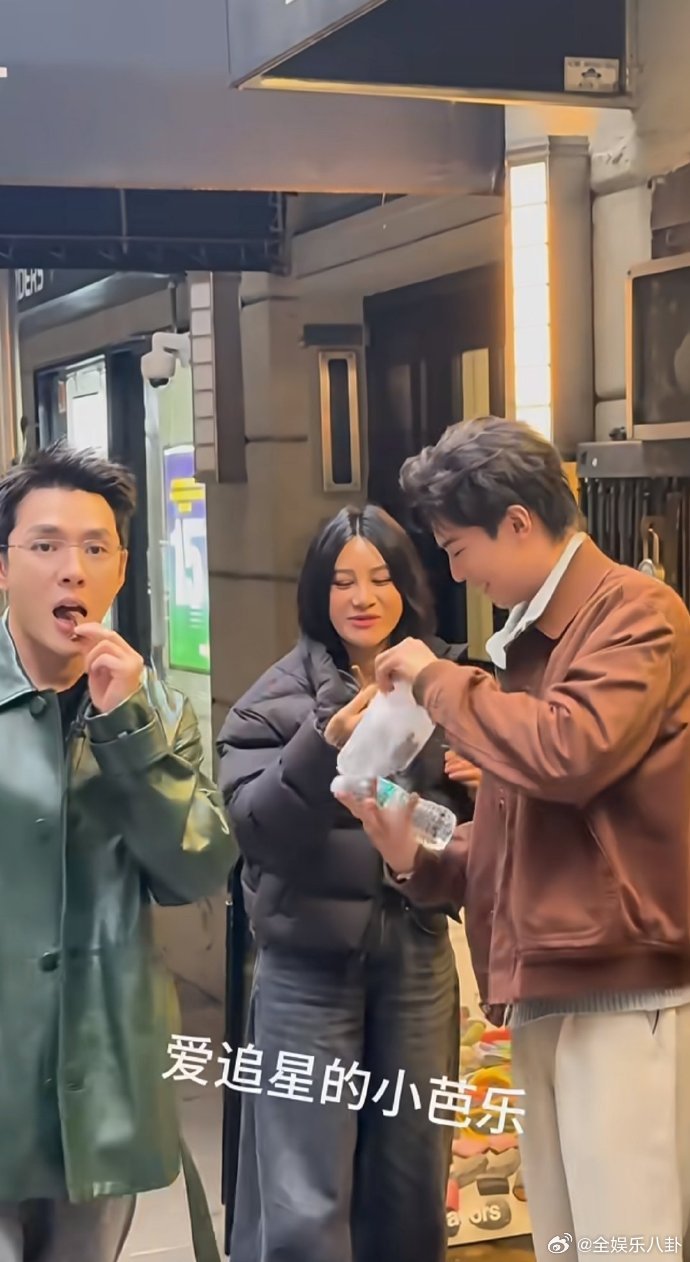 李佳琦周峻炜应援式接机尚雯婕一家三口既视感！李佳琦周峻炜这应援式接机也太宠尚雯婕