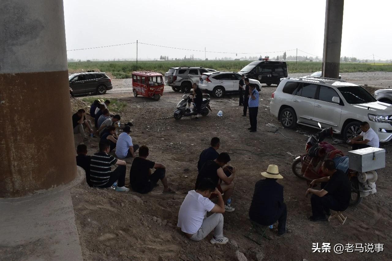 青海9名男子在荒郊野外干这破事被抓了！

最近，格尔木金峰路派出所的民警在巡逻时