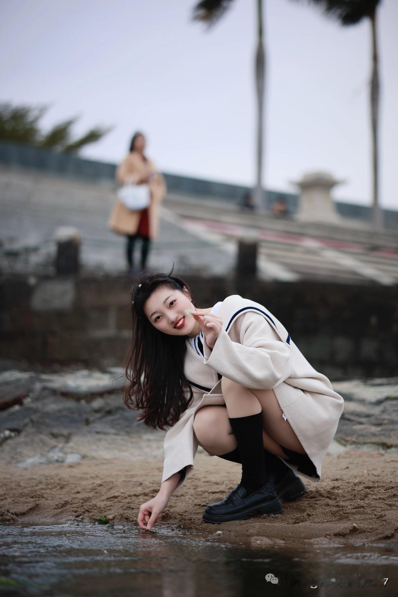 海边少女蹲拍，温柔微笑，阳光洒满沙滩