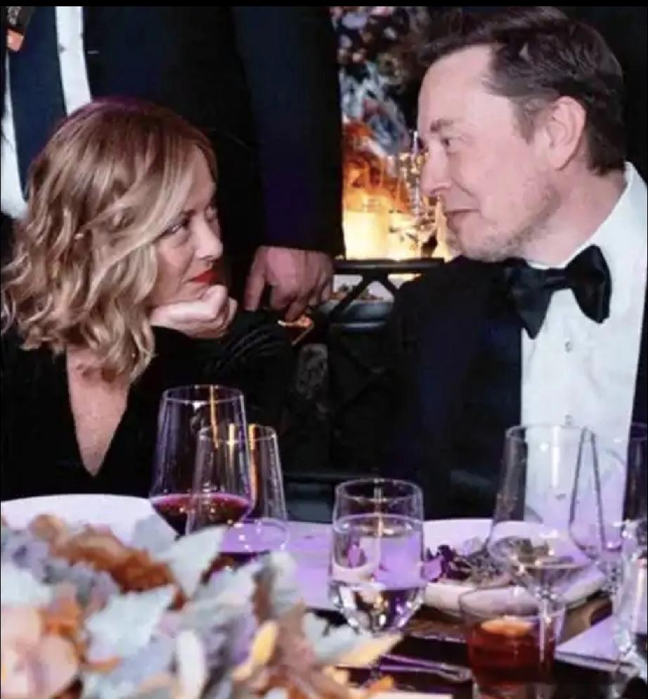 名流的社交成了名场面。
意大利美女总理梅洛尼和马斯克的会面，如同一部浪漫剧的精彩