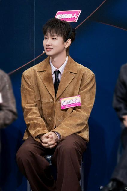 关晓彤能现场听汪苏泷唱大雨落下了双11疯狂好六夜 汪苏泷和关晓彤同台合作，真是让