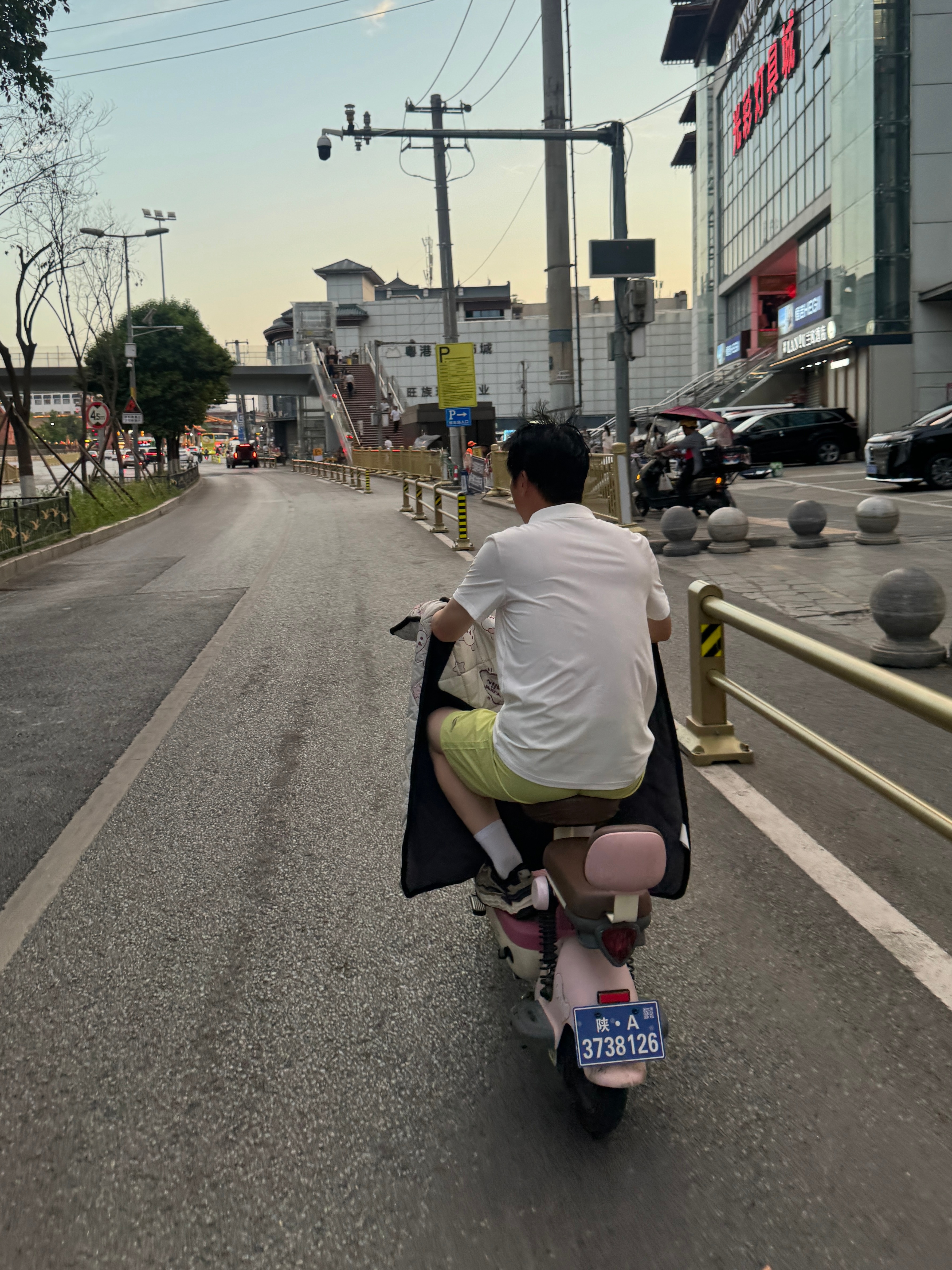 刚骑行在路上这个人别我，变道变了半天，我心里有点不舒服，之前在路上就有过不怀好意