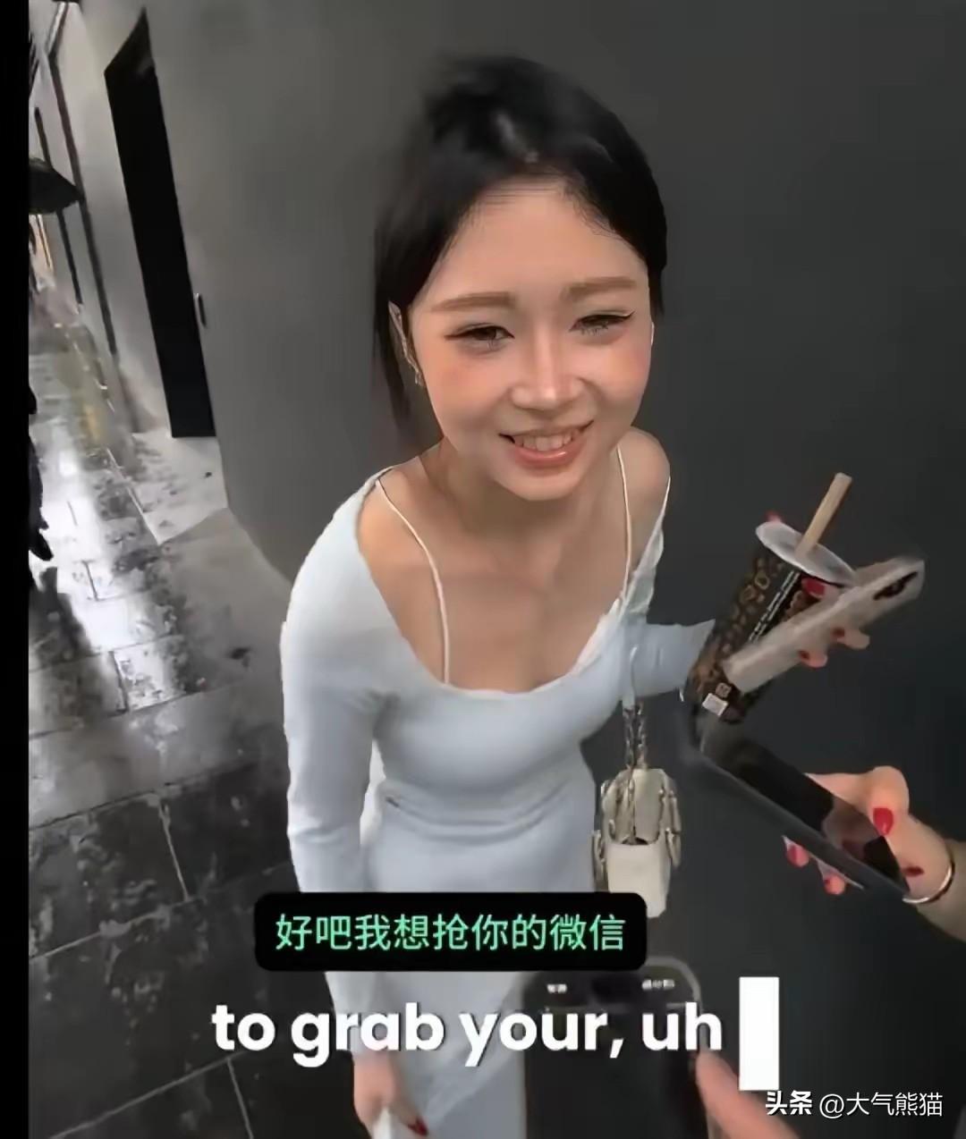 这个澳洲的情场老手，这次又主动对重庆姑娘展开了攻击，先是一顿彩虹屁不断的夸赞，然