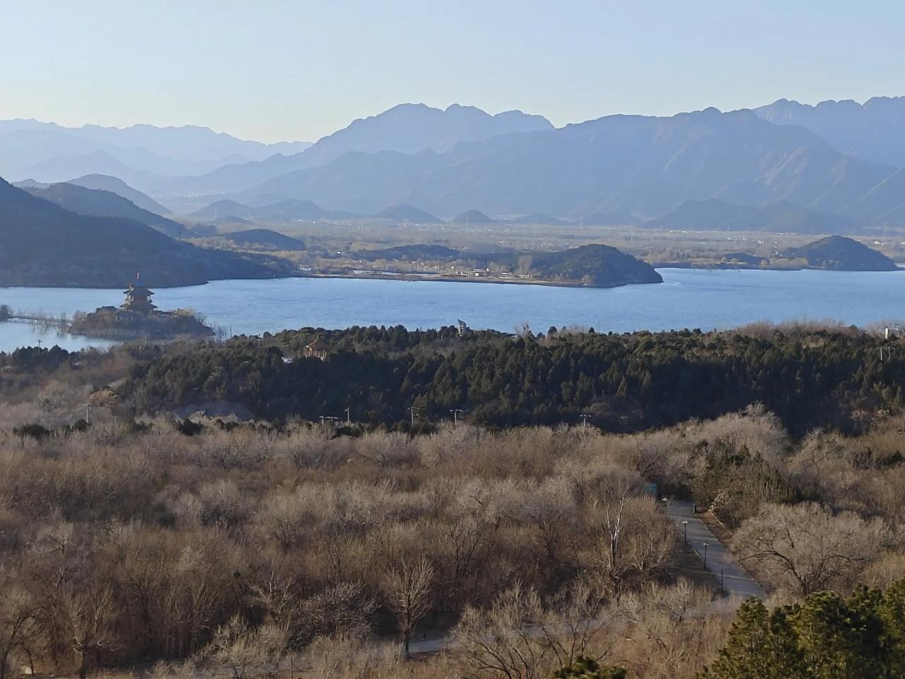 远山如黛，湖光潋滟，静享自然之美。河提边上的美景