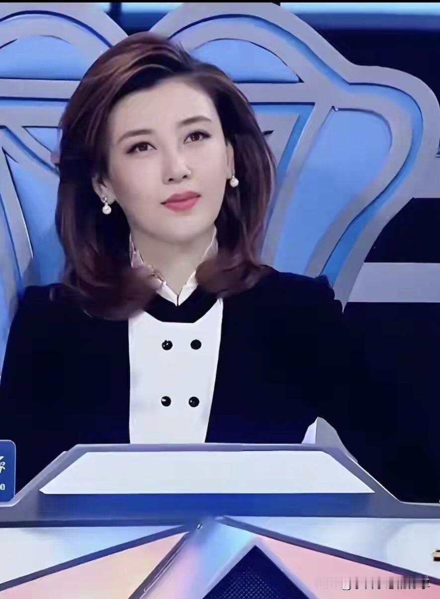 真正的央视第一美人，无论是颜值还是才华，都是那么的无可挑剔。 

很多人喜欢她这