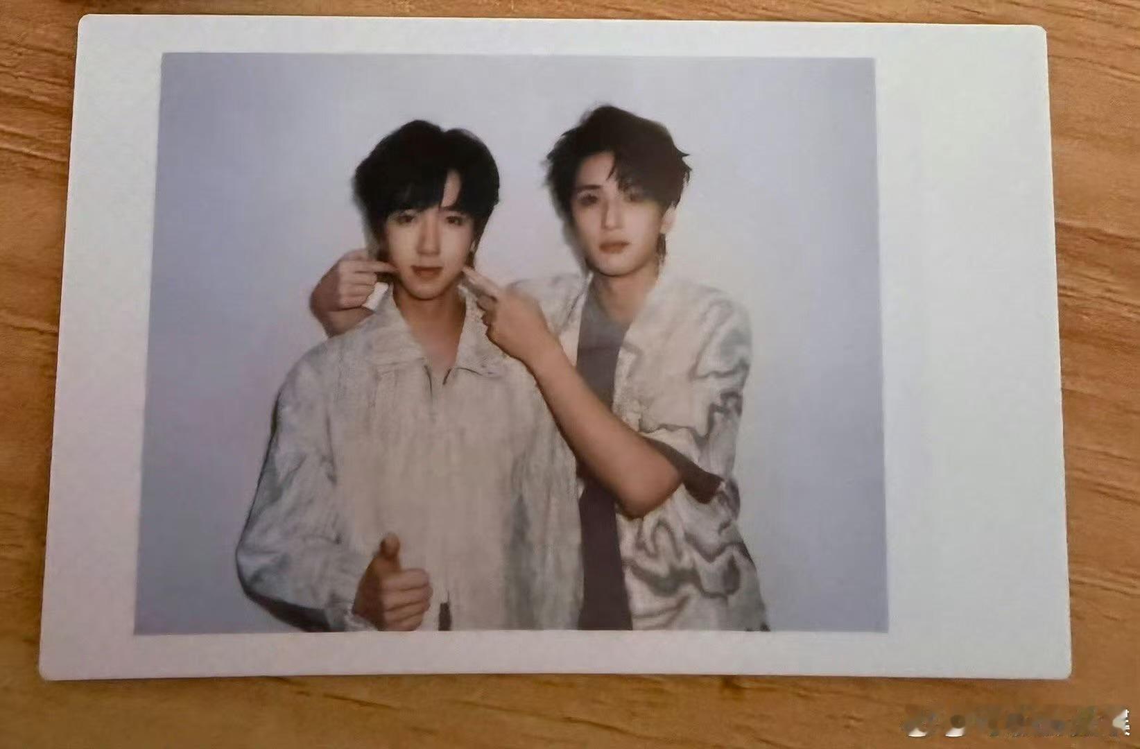 严浩翔贺峻霖戳脸拍立得严浩翔贺峻霖戳脸合照严浩翔贺峻霖戳脸拍立得，哇塞，好耶 