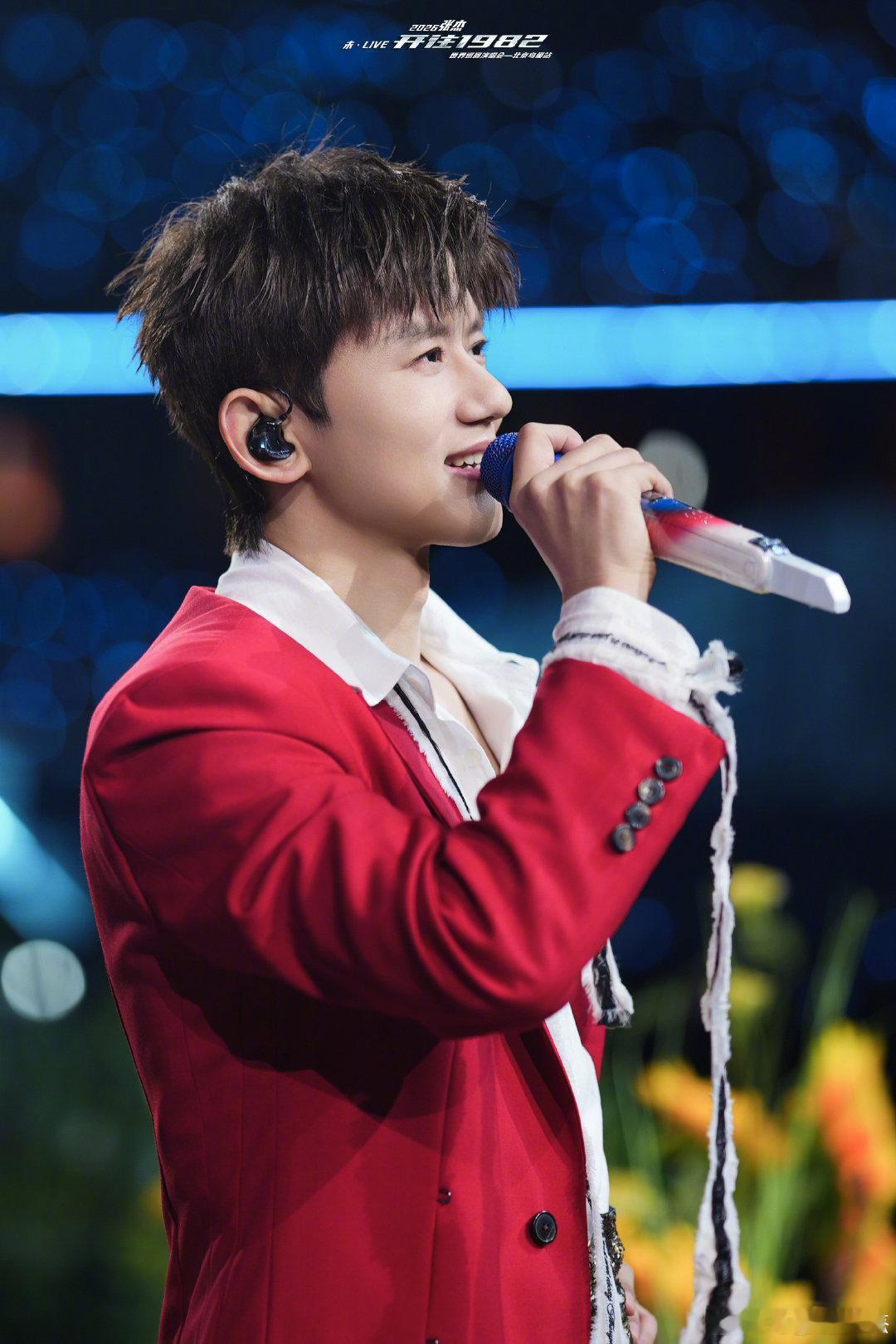 在鸟巢我已经嗨唱完8/16了^_^当火车在鸟巢跑道环绕行驶，车上坐着幸运的歌迷、