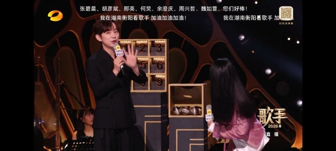 歌手电视有弹幕 歌手也太高级了吧，扫码就可以直接在电视上发弹幕了，看到好多人都在