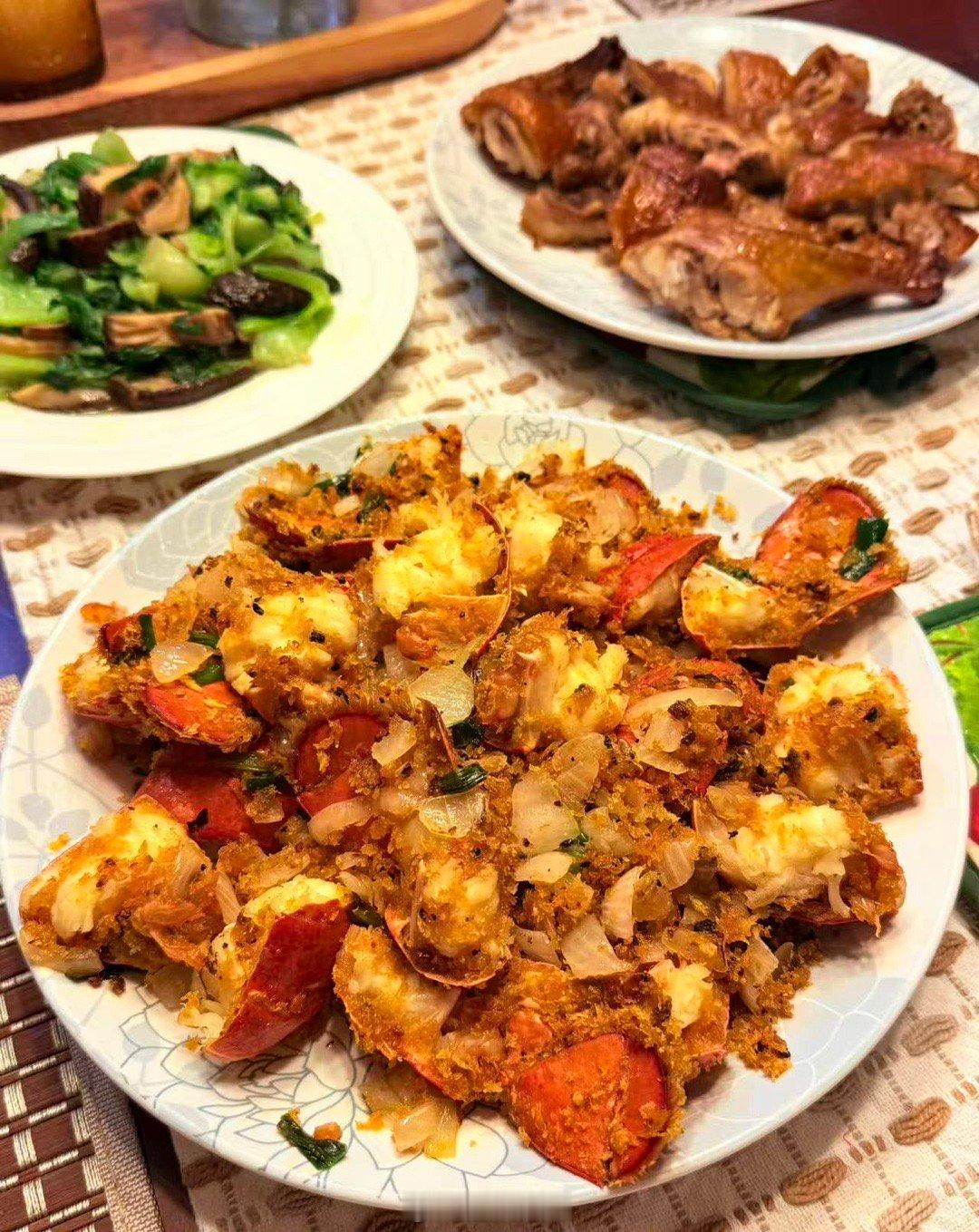 年夜饭。乖妈做的避风塘龙虾堪比大厨，清蒸白鲳鱼的点睛之笔是最后浇上的明油（重庆绝