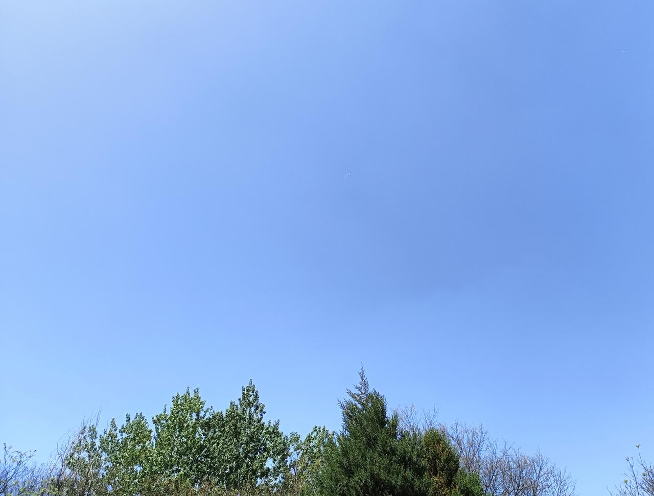 蓝天非常治愈，万物依然美丽，只是年华老去，人已失去了原来的模样。