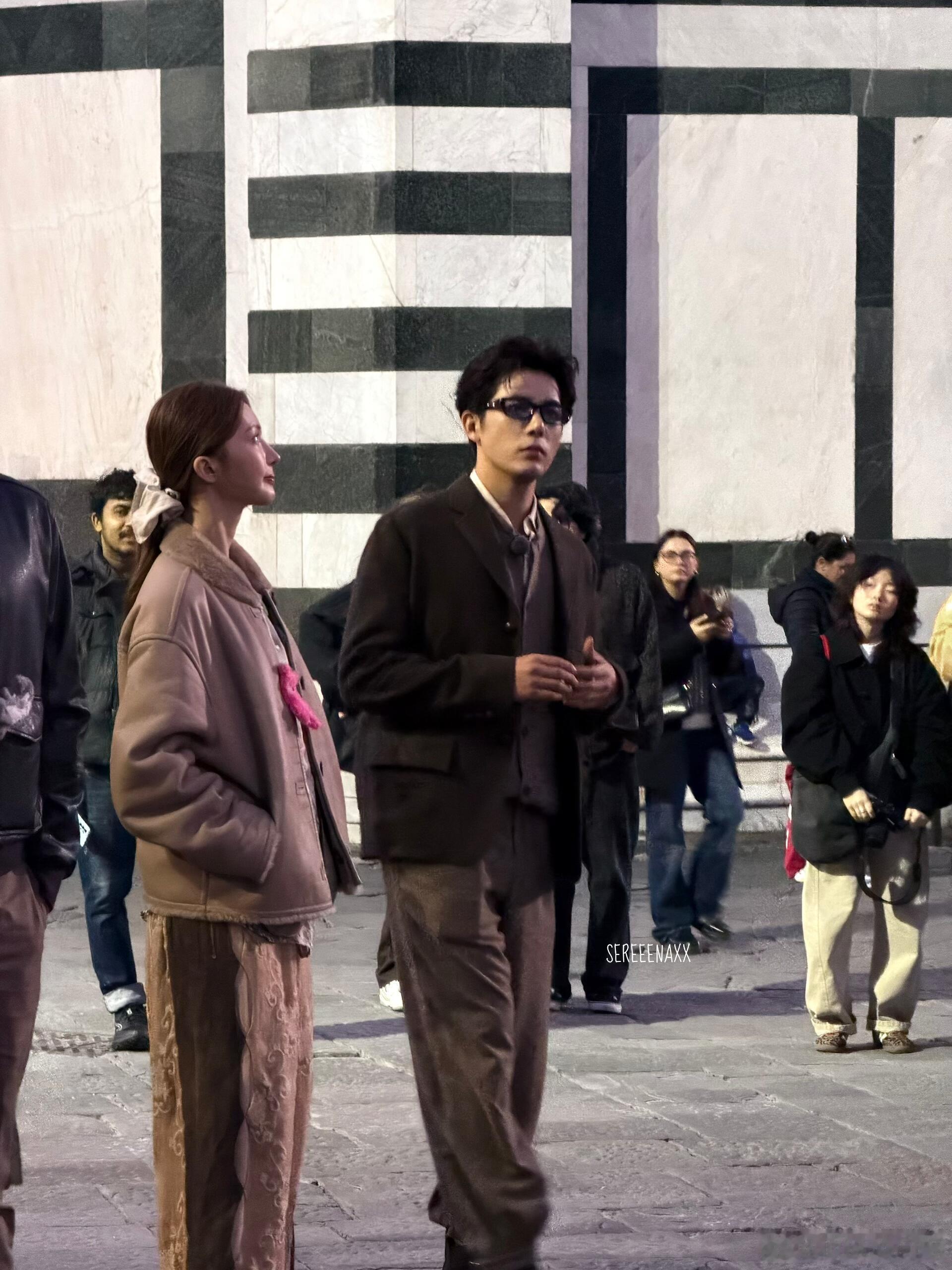 路人佛罗伦萨偶遇王安宇金晨，俩人不是老抽象就是老钱风[舔屏][舔屏][舔屏] ​