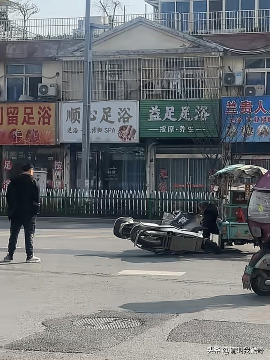 一个在机动车道上行驶，一个未确认安全就在路中间调头，这下好了，撞一起了。好在看起