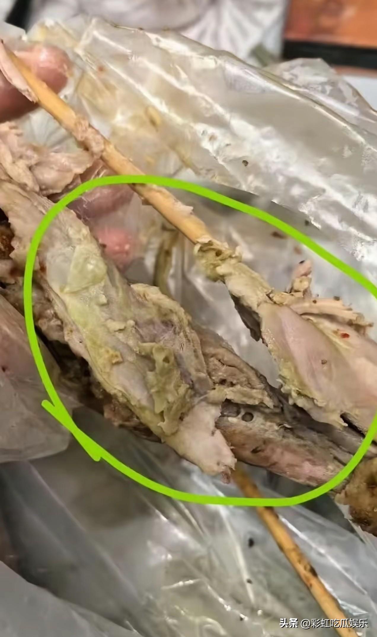 鹅腿阿姨去年就暴雷了，有人吃出霉变鸭腿，阿姨居然厚着脸皮解释说这是果蔬汁腌制的让