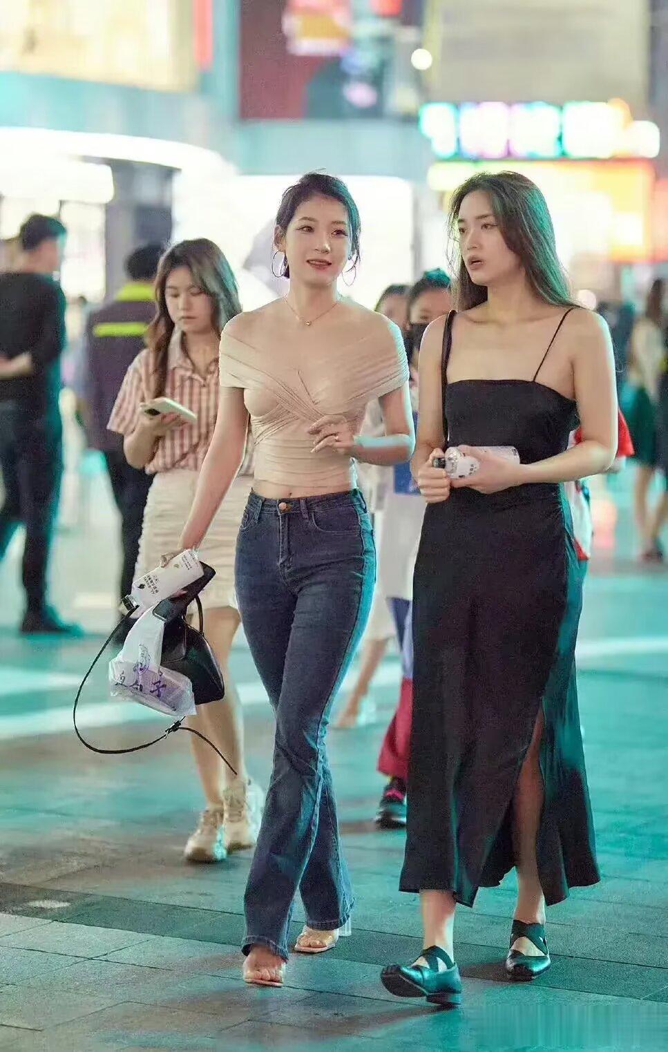 聊天舒服不一定是因为合拍，有可能是降维打击。