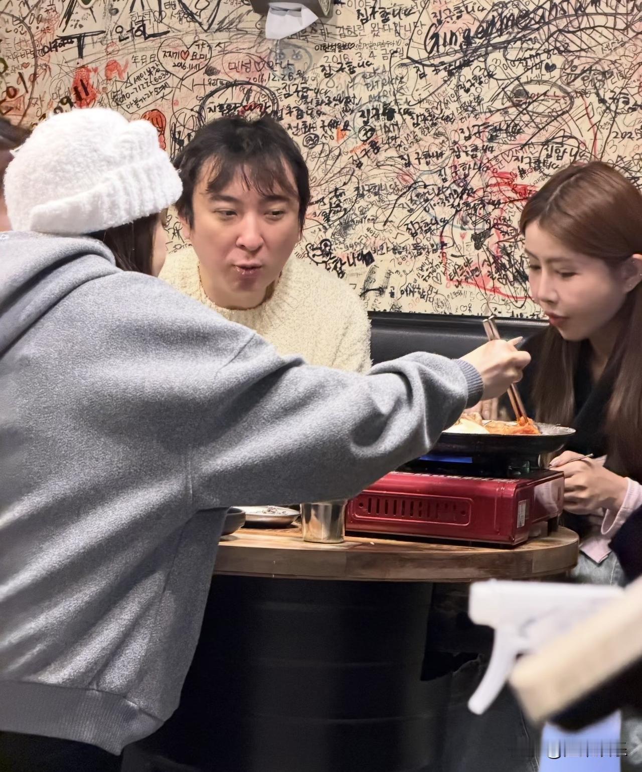 没看成exo演出后吃饭时遇到王思聪
嘴巴感觉咀嚼困难[捂脸][捂脸]
小黑看起来