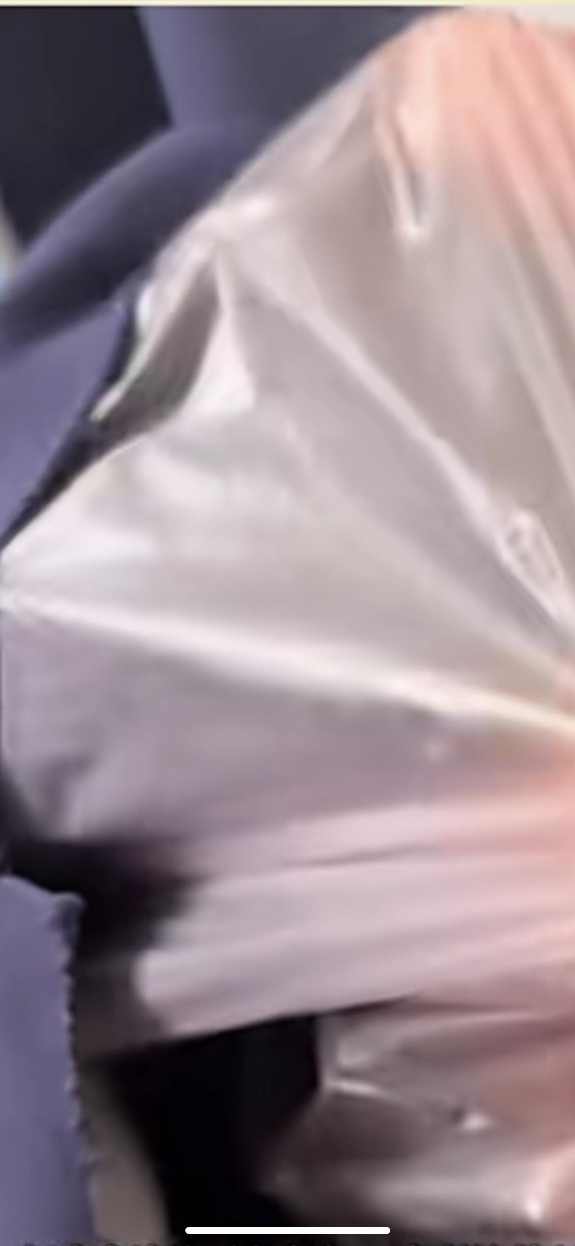 1月9日，内蒙古赤峰，校服拆开里面竟是塑料薄膜？家长吐槽：这玩意穿上能透气吗？学