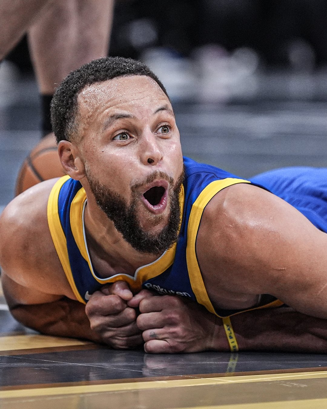 库里本赛季场均27.3分5助攻3.7篮板，命中4.5记三分，三项命中率46.8/