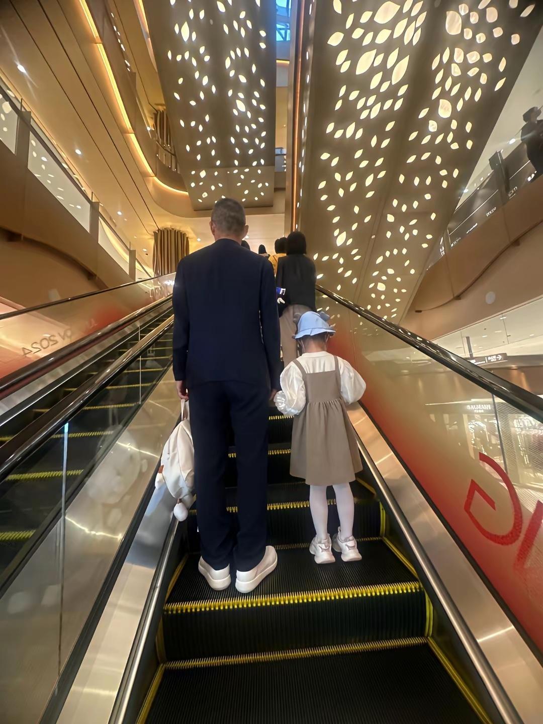 王石真正好人一个。他对一个女人完成了全方位的托举，为她牵好了一千条线，铺好了一万