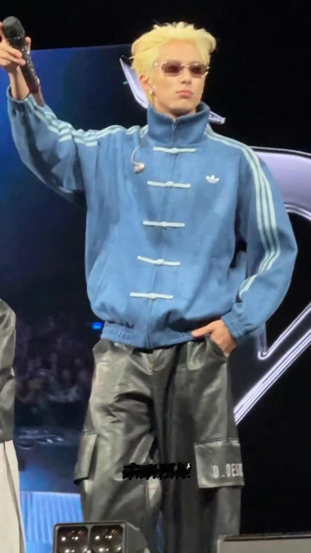 王鹤棣金发墨镜彩排造型，这位彩排中的金发酷哥也太帅了…