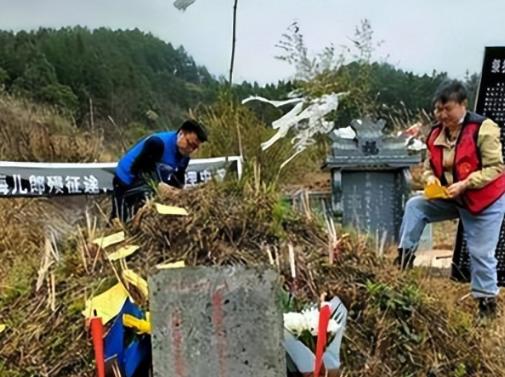 贵州女子给母亲扫墓，发现不远处的孤坟长满了荒草，出于善意，女子将坟墓清理了一番，