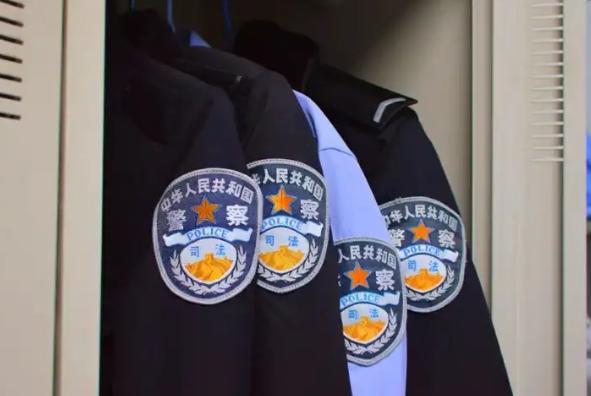 警校学生穿着警服上街，会被抓吗?

说句不好听的，这就是自找麻烦，你以为警服是c