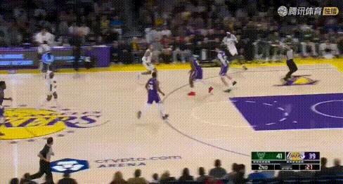 来，看看詹姆斯蹲坑如何打乱湖人防守的！
他对的库兹马吧，结果人库兹马走了，他为了