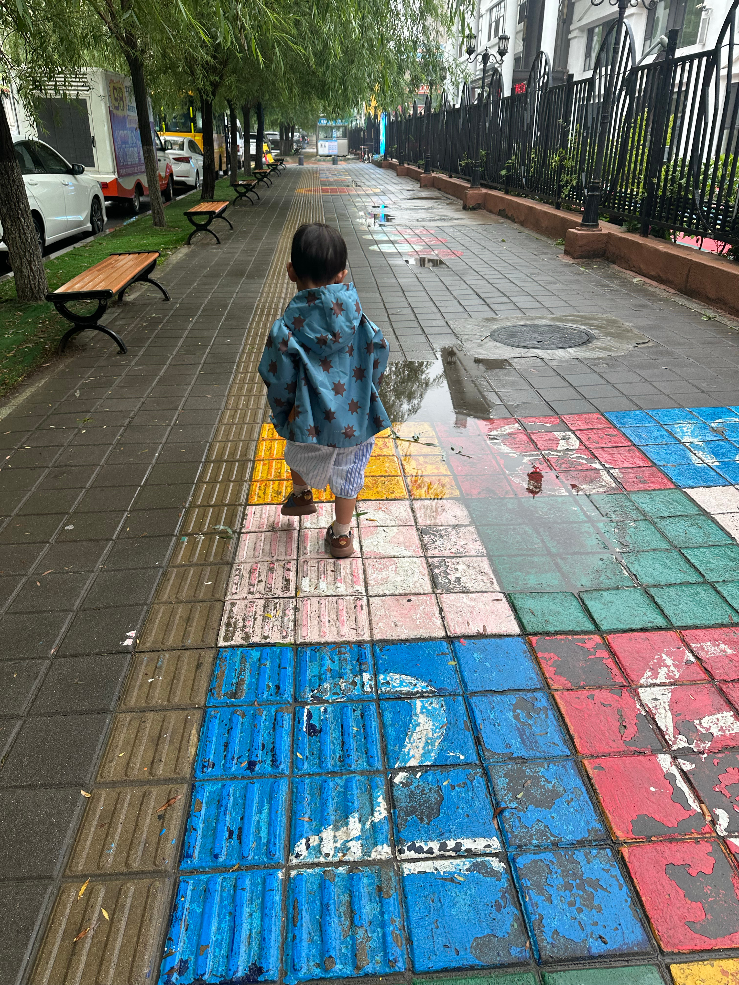 今早因为下雨孩子非常开心地去了幼儿园。 