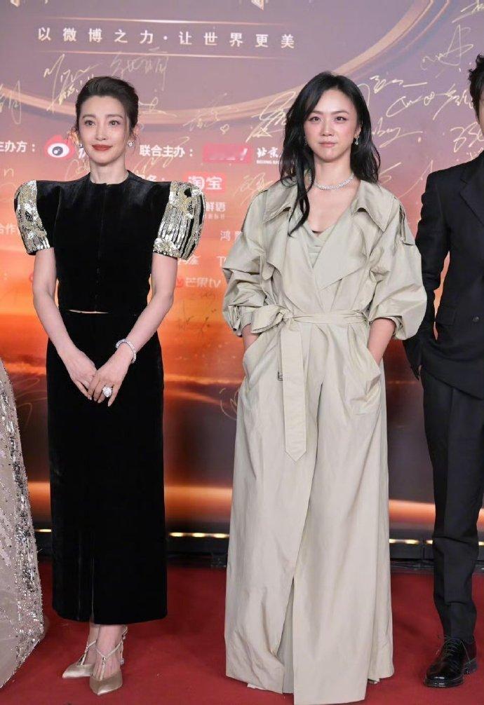 汤唯这松弛感真的太可怕了，穿着风衣就敢来走秀 ​​​