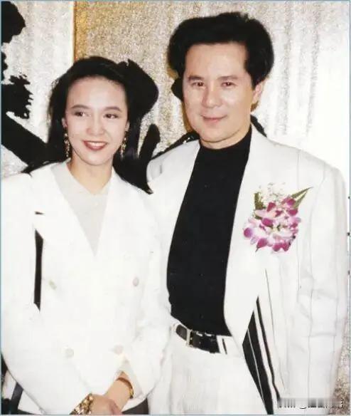 甘国亮这个名字想当年是和郑裕玲联系在一起的，两个人在一起拉拉扯扯10来年，最后分