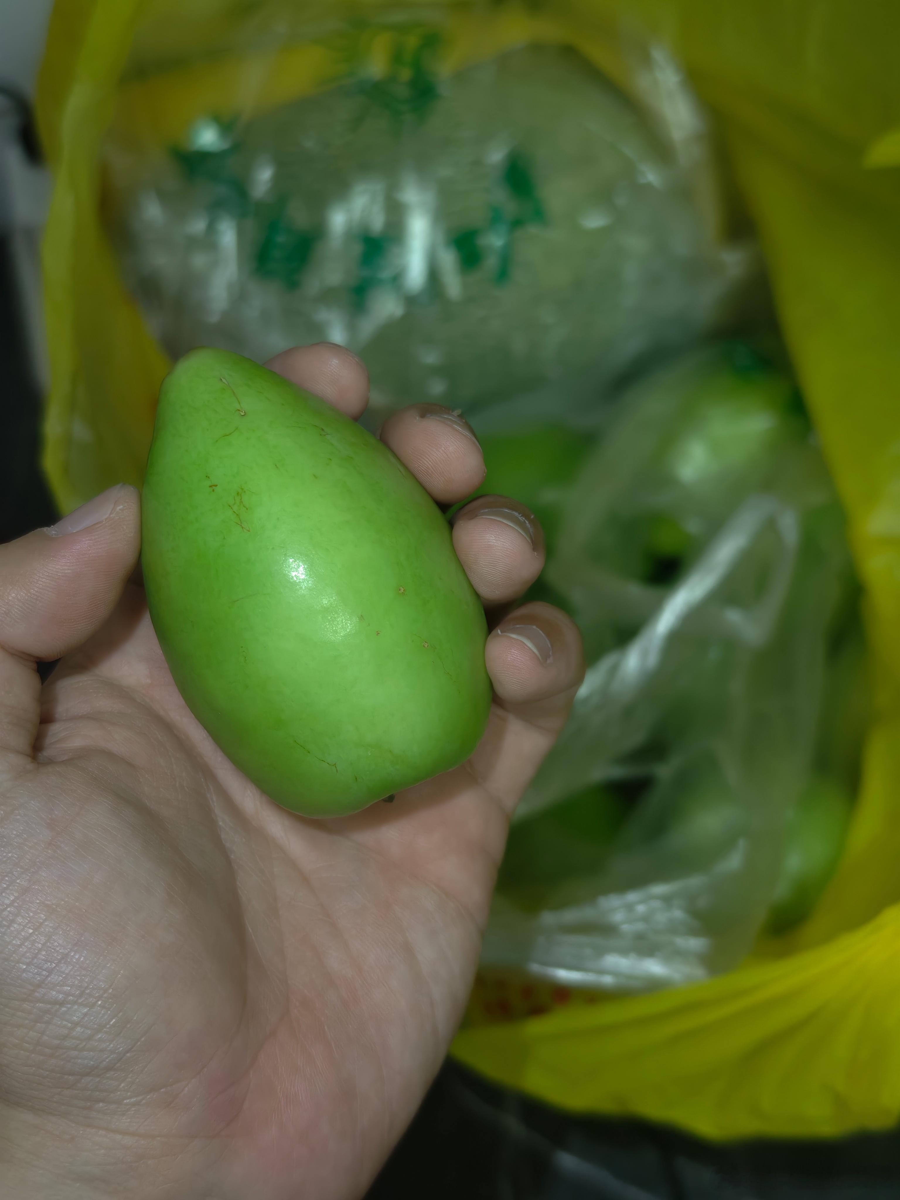 刚楼上那男孩的爸妈下来登门道歉，带了点水果过来。其实我们也理解对方父母的不容易1