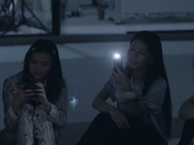 熄灯后的女孩子们能有多浪漫熄灯后女孩子们创意无限，手电筒变烛光，浪漫晚餐即兴演，