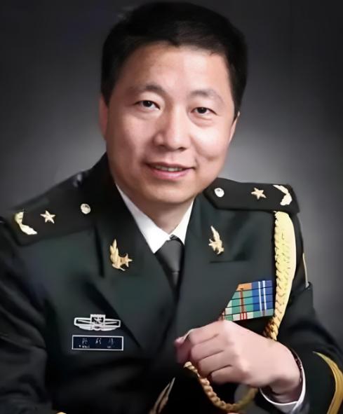 杨利伟退休待遇曝光：没有巨额奖金，只有‘终身金钟罩’。2003年10月15日，他