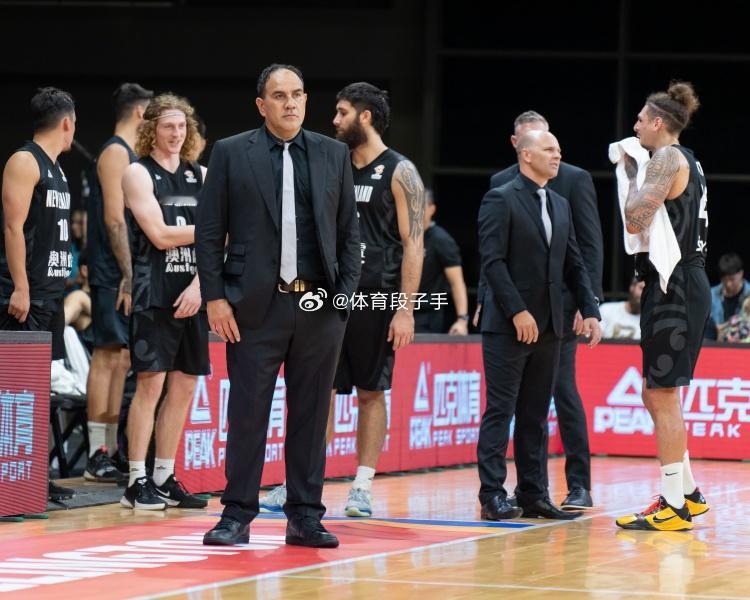 媒体人：卡梅隆8月初来中国 他大概率是CBA新赛季唯一的外籍主帅据外媒报道，现任