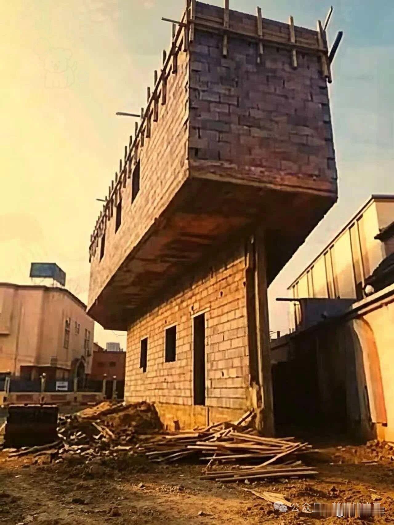 平现实版宅基地不够，
向天再借500平
一楼就一个小三角撑住整层楼，
看着省了地