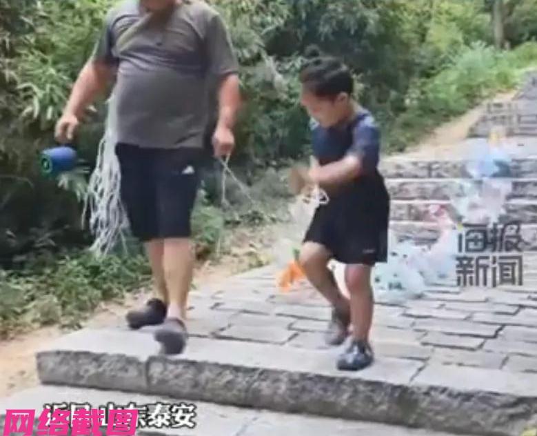 山东泰安有男子带着孩子来泰山东御道登山，此刻男子带孩子来此的目的，主要防止孩子在