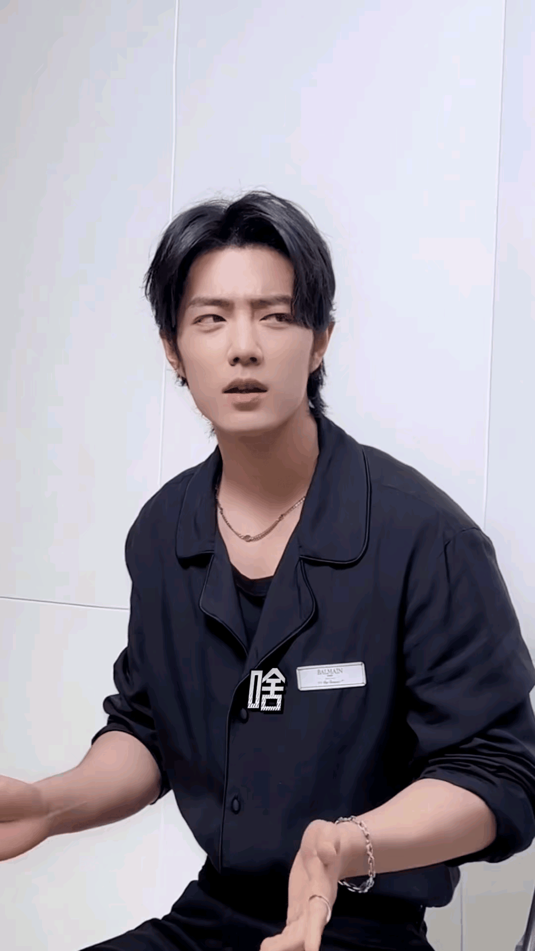 肖战遇到了这辈子最大的难题——手指舞！​肖战的手指舞花絮主打一个手忙脚乱！他过分
