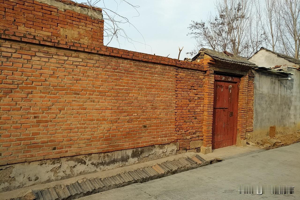 我的小菜园看到这个小院子了吗？里面便是我的小菜园，或者也有可能是小花园。目前正在