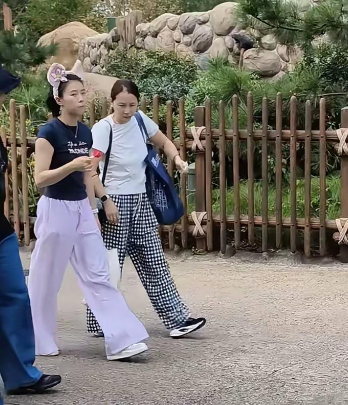 全红婵应该要向陈芋汐学习什么？

答：学习多陪伴父母！

近日，陈芋汐被网友拍到