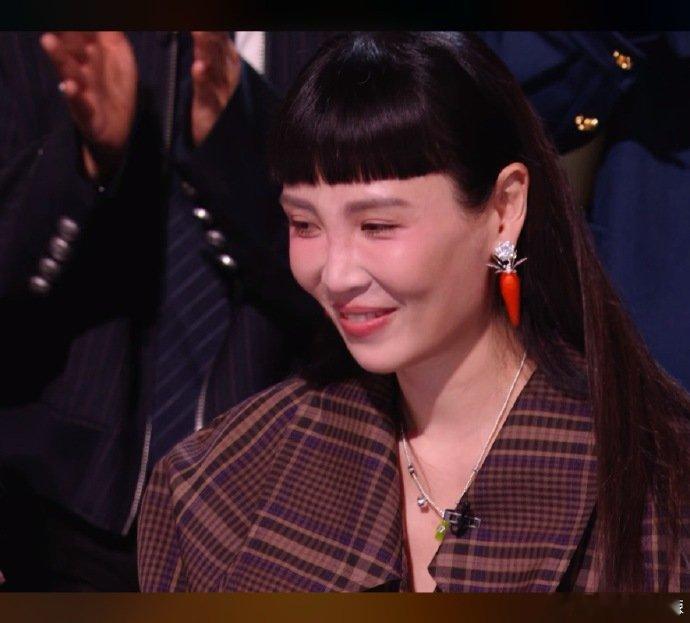 魏如萱胡萝卜耳钉好家伙，台上霸气女王，台下耳朵上挂个小胡萝卜，反差萌给我看哭了?